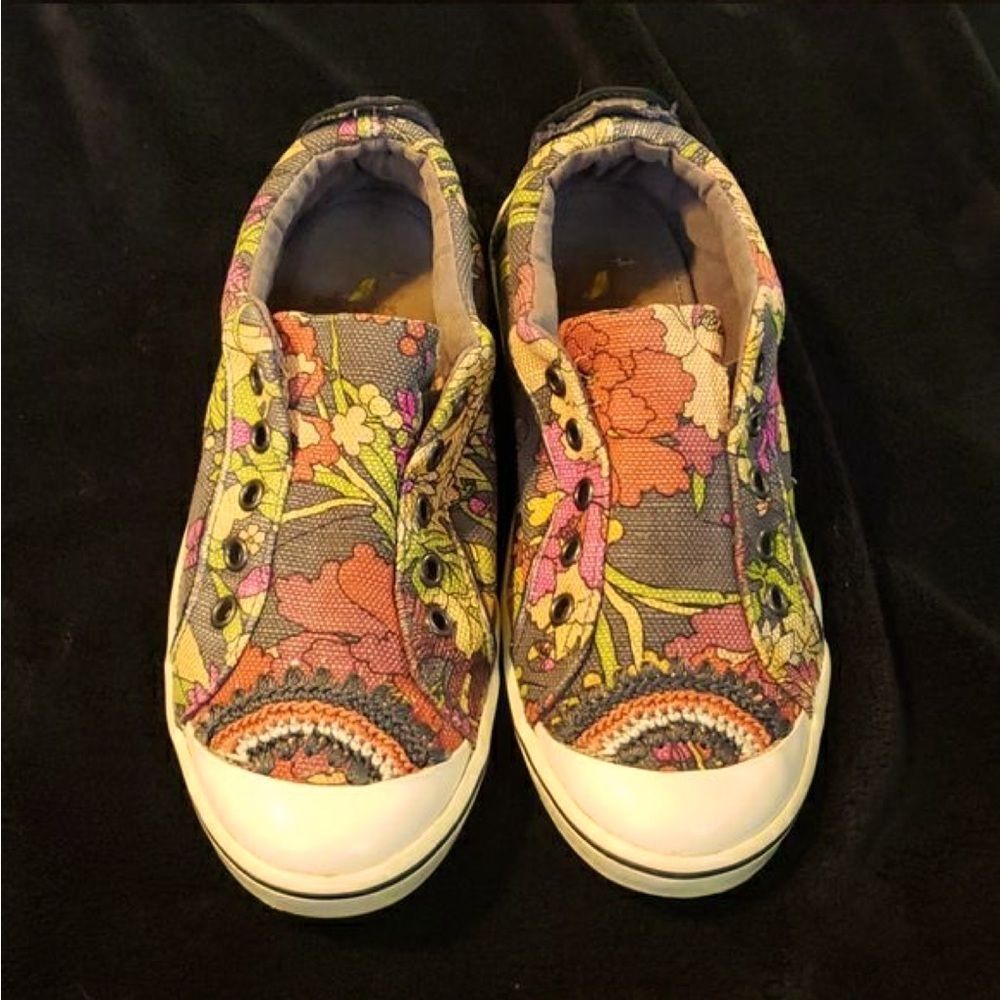 The Sak-Sak Roots Crochet on toes, canvas  sz 8 slip-on shoes